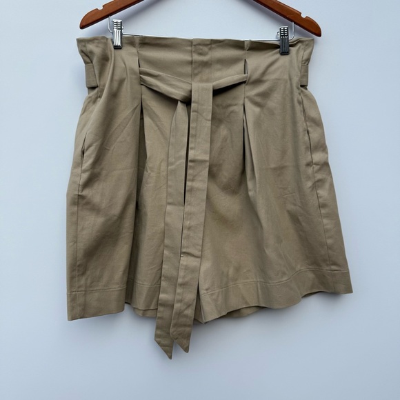 Halston Women Belted Solid Basic Shorts Size Large - Picture 6 of 10